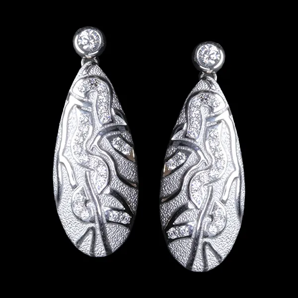 Ohrringe in Platin, Tropfenform mit Brillanten besetzt