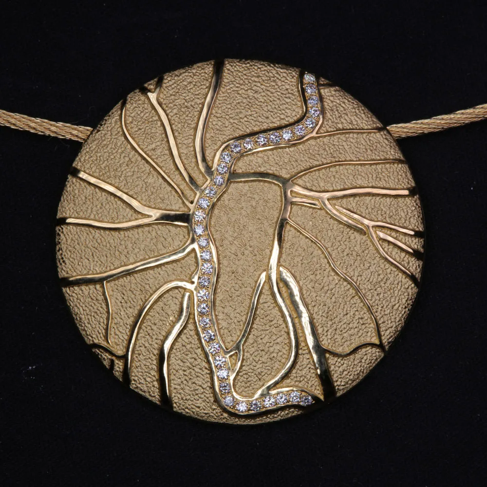 Halsschmuck mit Retina-Signatur und Brillanten