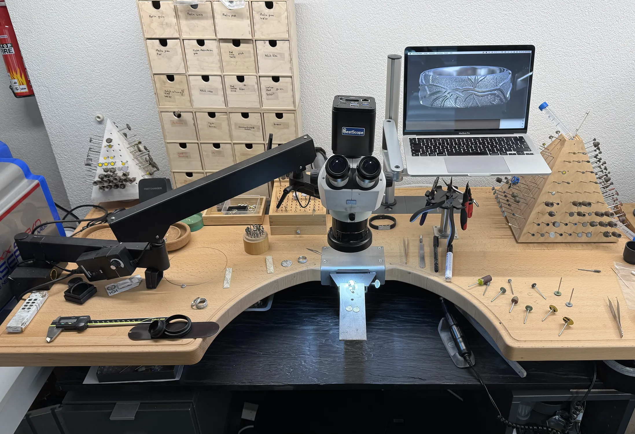 Goldschmiedetisch in der Werkstatt von RETINA®
