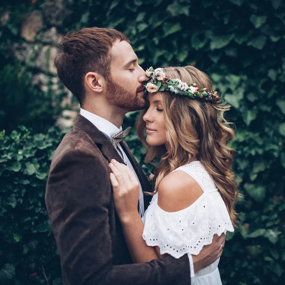 Hochzeitspaar vor Efeu