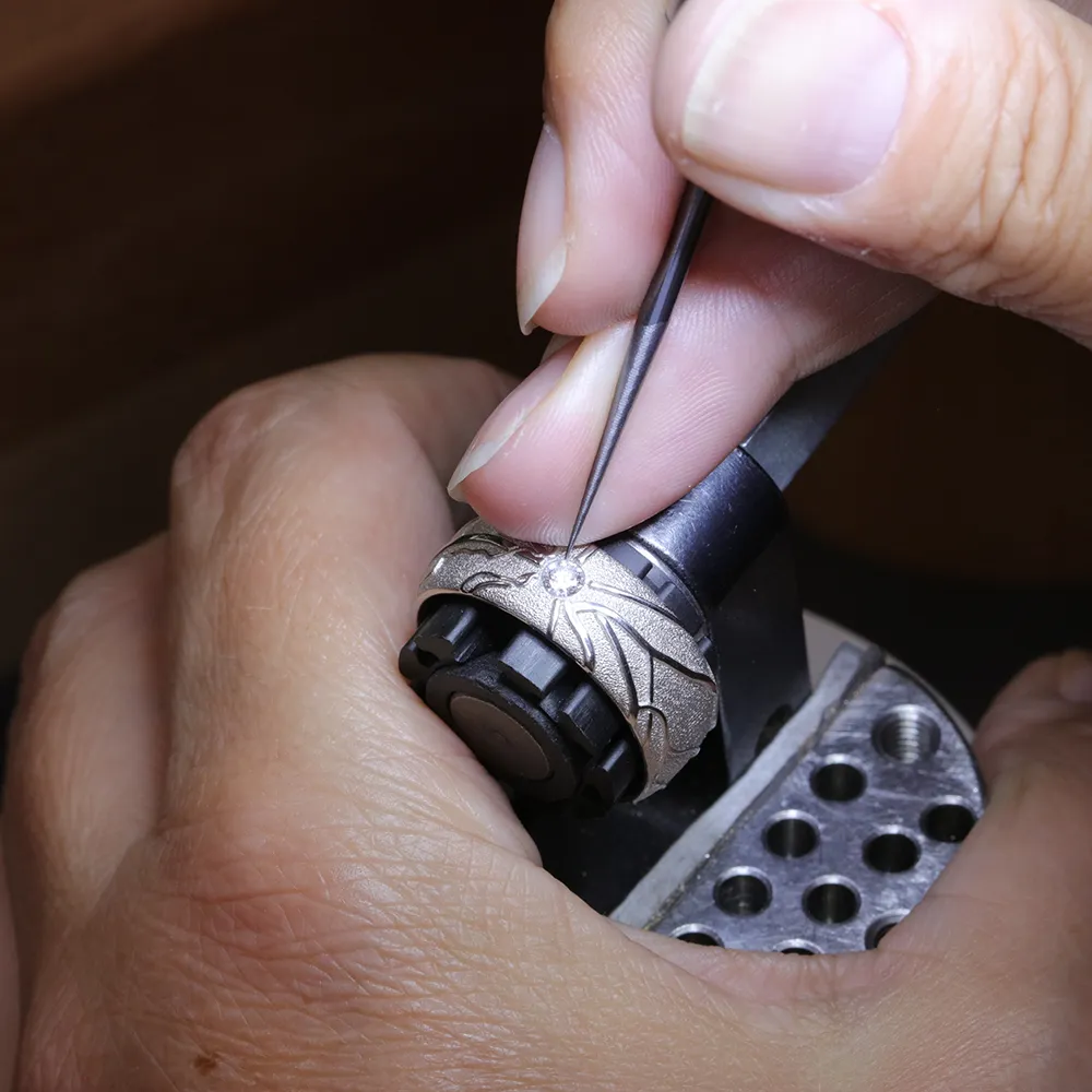 diamant-wird-gefasst-erinnerungsdiamant-fassung-platin-ring-goldschmiede-retinadesign