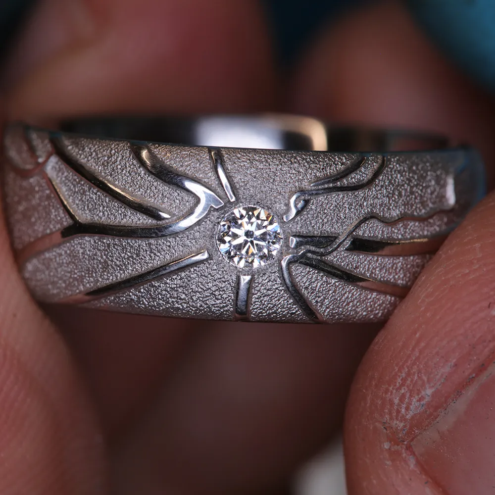 erinnerungsdiamant-in-hand-gehalten-in-950-platin-ring-goldschmiede-retinadesign