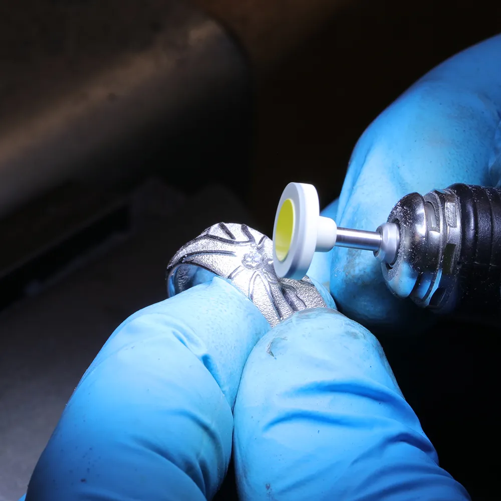 erinnerungsdiamant-wird-poliert-platin-ring-goldschmiede-retinadesign