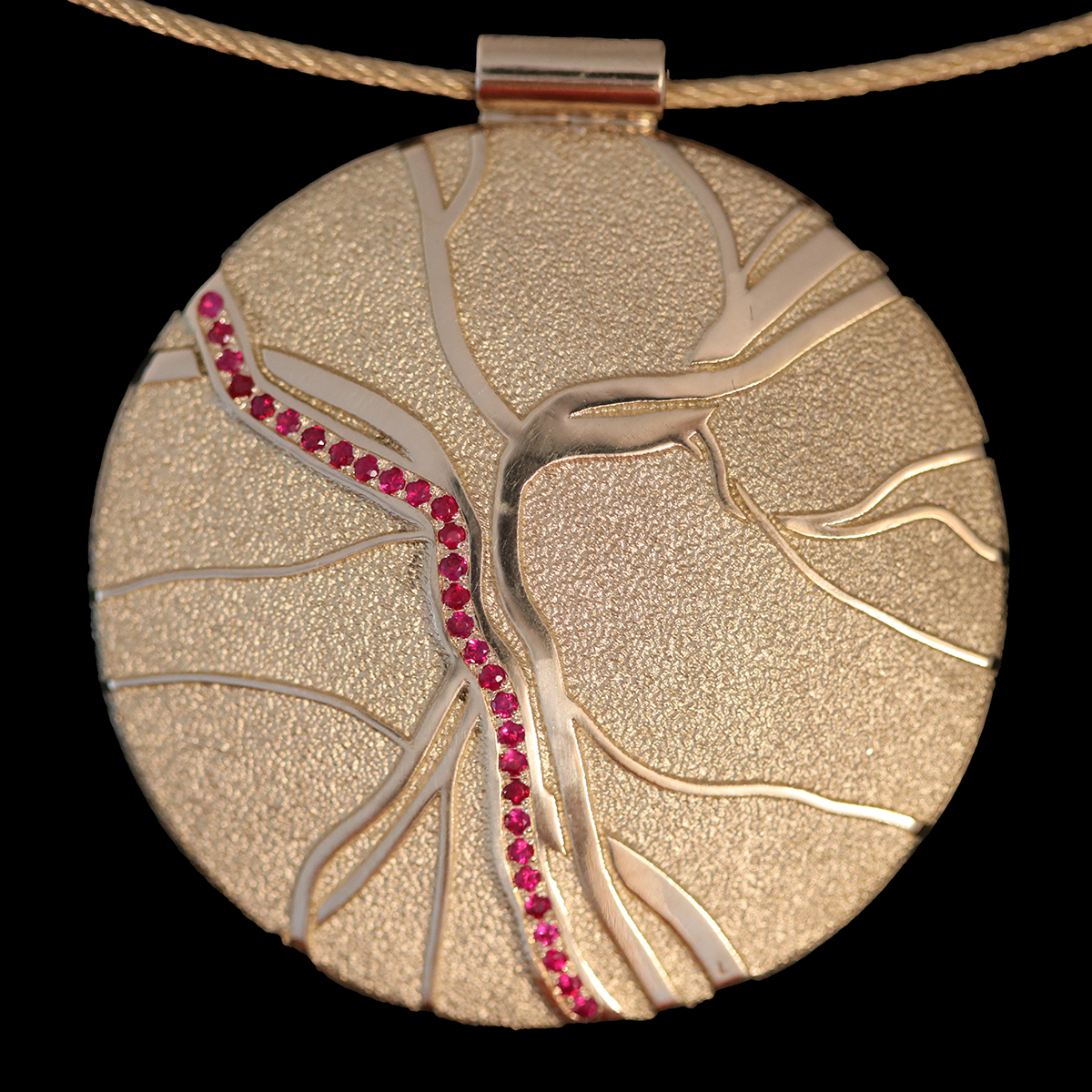 RETINA® Schmuckstück mit Rubinen in der Ader gefasst