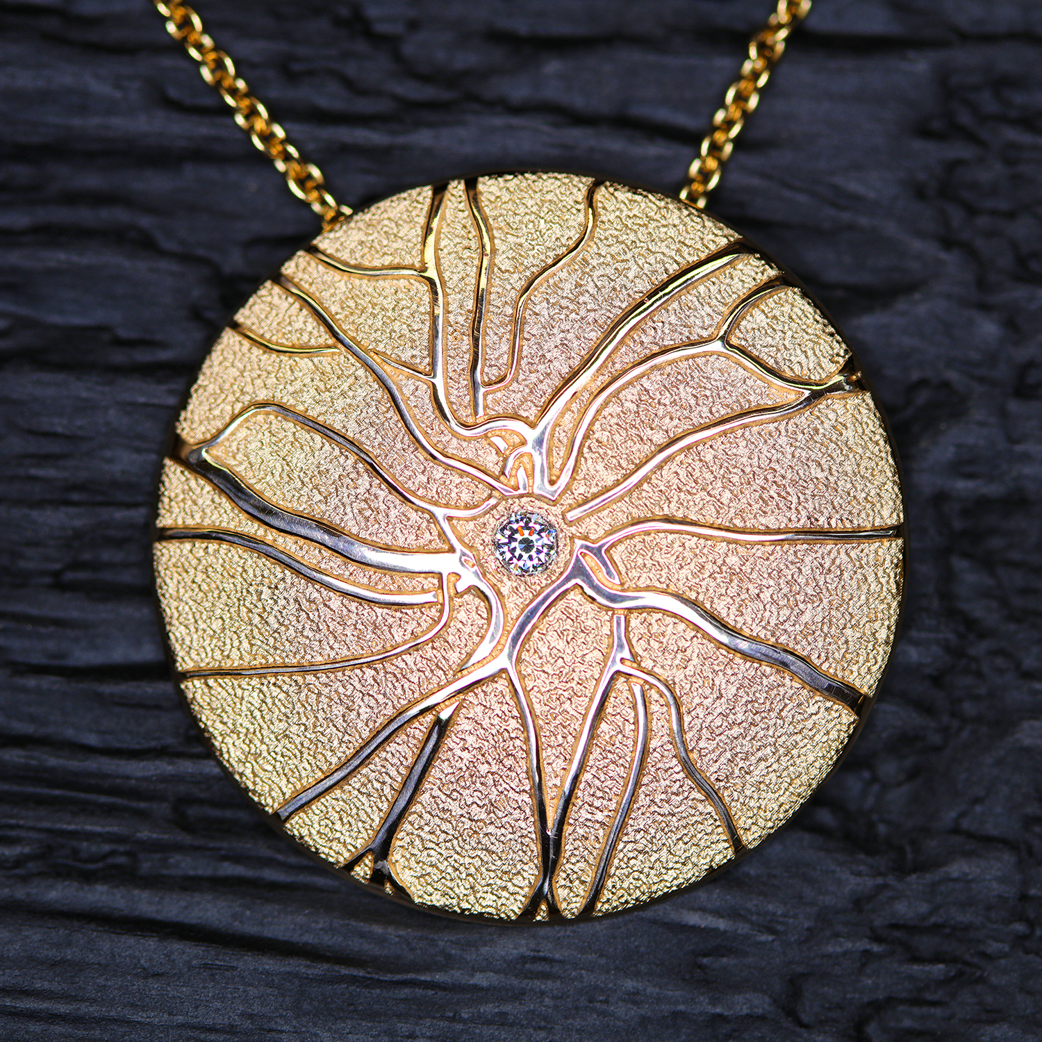 Anhänger aus 999 Feingold mit zentralem Brillanten