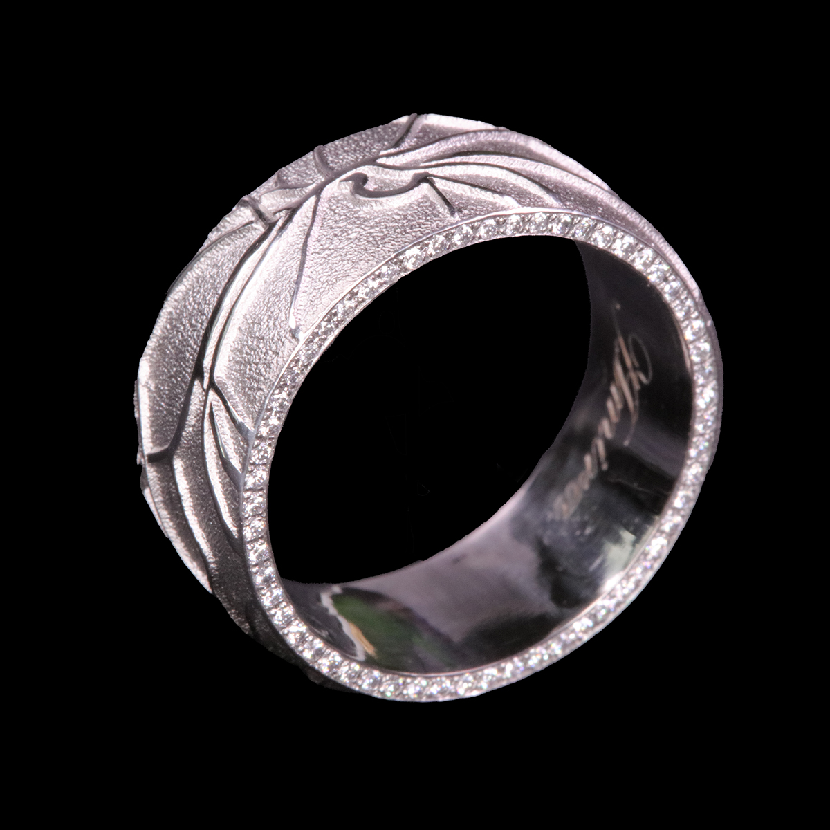Platinring mit Brillant-Kranz auf der Stirnseite