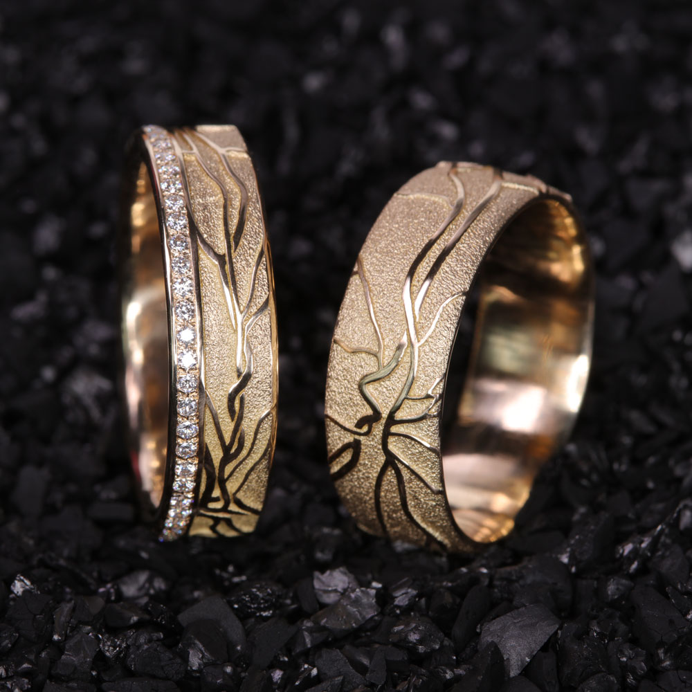 Memoire-Ring in Gold mit Pavé-Besatz entlang einer geraden Linie