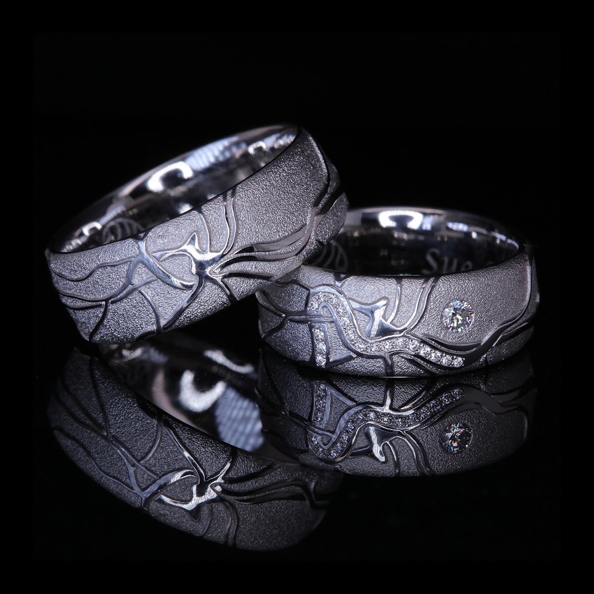 Ein RETINA® Ring-Paar mit Diamantbesatz beim Damenring, wie er zuvor visualisiert wurde