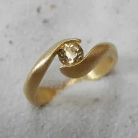 Citrin-Embraced-Verlobungsring-750Gelbgold-Goldschmiede-RetinaDesign-handgefertigt