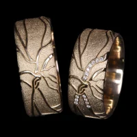 Gelbgold-RetinaRinge mit 3 Brillant-Adern, breit, handgeferigt in Basel