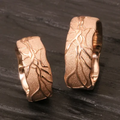 Retina-Rotgold-Ringe,8.5mm breit,organische-Raender-basel-goldschmiede