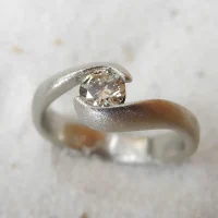 Verlobungsring-Embraced-950-Platin-Brillant-lupenrein-Goldschmiede-Retinadesign-handgefertigt-Basel