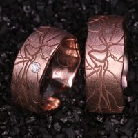 retina-rotgold-rand-organisch-einzigartig-Goldschmiede-Basel-Juwelier-nachhaltig-fairtrade-spezielle-Ringe-individuelle-designs-handgefertigt-Zentralbrillant-seitlich-in-Ader