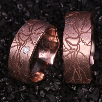 retina-rotgold-rand-organisch-einzigartig-Goldschmiede-Basel-Juwelier-nachhaltig-fairtrade-spezielle-Ringe-individuelle-designs-handgefertigt-Zentralbrillant-seitlich-in-Ader