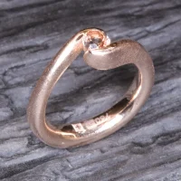 rotgold-oregon-sunstone-embraced-verlobungsring-handgefertigt-basel
