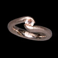 rotgold-oregon-sunstone-embraced-verlobungsring-handgefertigt-basel