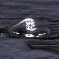 verlobungsring-950-platin-brillant-embraced-einzigartig-Goldschmiede-Basel-Juwelier-nachhaltig-fairtrade-spezielle-Ringe-individuelle-designs-handgefertigt-seitenansicht-ganz