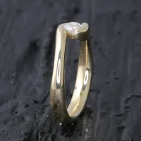 verlobungsringe-750-gold-brillant-embraced-18karat-einzigartig-Goldschmiede-Basel-Juwelier-nachhaltig-fairtrade-spezielle-Ringe-individuelle-designs-handgefertigt-seitenansicht-ganz