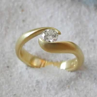 verlobungsringe-gold-brillant-embraced-18karat-einzigartig-Goldschmiede-Basel-Juwelier-nachhaltig-fairtrade-spezielle-Ringe-individuelle-designs-handgefertigt