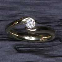 version2-verlobungsringe-750-gold-brillant-embraced-18karat-einzigartig-Goldschmiede-Basel-Juwelier-nachhaltig-fairtrade-spezielle-Ringe-individuelle-designs-handgefertigt-seitenansicht-ganz